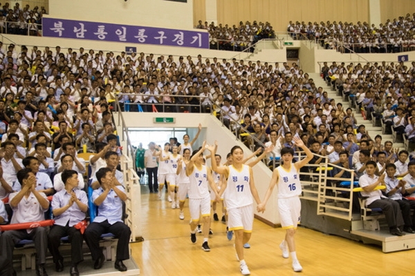 지난 4일 평양 류경정주영체육관에서 개최된 남북통일농구경기에서 남북 선수들이 손을 잡고 공동 입장하고 있는 모습. 사진공동취재단