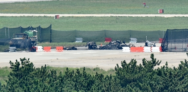 18일 오후 경북 포항시 남구 해군 6항공전단 활주로에 추락한 해병대 1사단 상륙기동헬기 마린온의 잔해가 남겨져 있다./사진=뉴시스