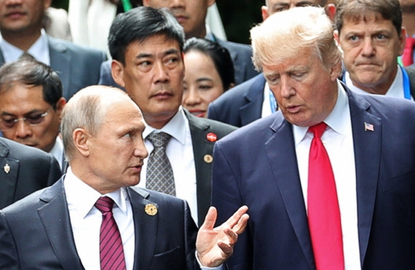 도널드 트럼프 미국 대통령(오른쪽)과 블라디미르 푸틴 러시아 대통령이 11일 베트남 다낭에서 열린 아시아태평양경제협력체(APEC) 정상회의에 참석해 이동하며 대화하고 있다. 뉴시스
