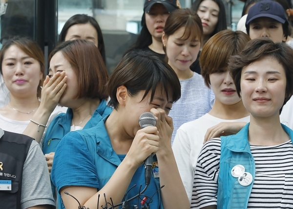 철도 노사가 KTX 해고 승무원 복직에 합의한 21일 서울 용산구 서울역에서 해고 승무원들이 기자회견 중 눈물을 흘리고 있다./사진=뉴시스