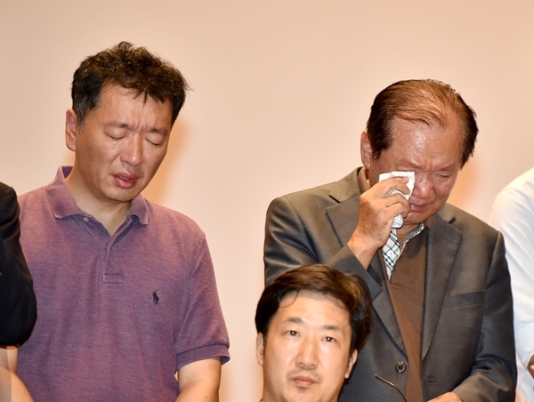 20일 오후 경북 포항시 남구 해병대 1사단 부대 내 도솔관에서 지난 17일 추락한 해병대 상륙기동 헬기 마린온 추락사고 유가족들이 기자회견을 하고 있다./사진=뉴시스