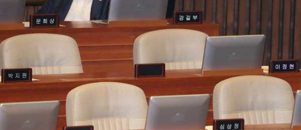 26일 오후 서울 여의도 국회에서 열린 제362국회(임시회) 제3차 본회의에서 정의당 固 노회찬 원내대표의 자리가 비어 있다.