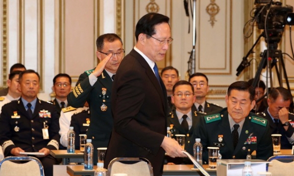 송영무 국방부 장관이 27일 청와대 영빈관에서 열린 전군 주요 지휘관 회의 국방개혁2.0 보고대회에 참석하고 있다.