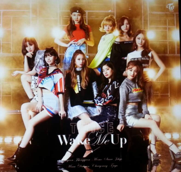 한일 여성 9인조 걸그룹인 트와이스의 네 번째 싱글 ‘웨이크 미 업(Wake Me Up)’은 해외 여성가수 최초로 50만 장이 팔렸다. @JYP