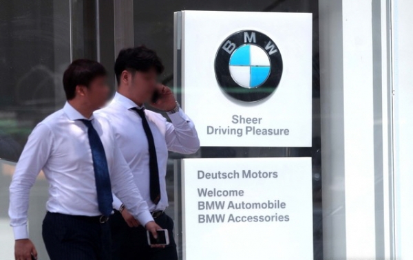 MW가 화재사고로 인한 리콜 결정에도 불구하고 판매량이 지속적으로 증가하고 있는 30일 오후 서울 시내의 한 BMW 매장의 모습이 보이고 있다.