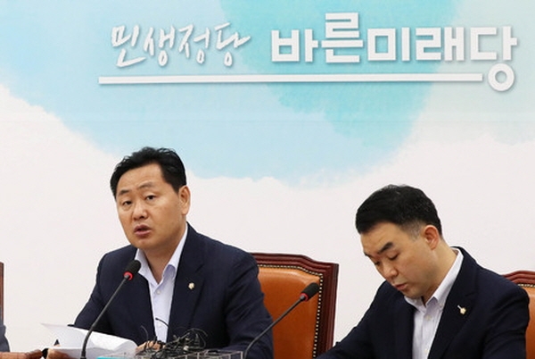 바른미래당 김관영 원내대표(왼쪽)가 31일 오전 서울 여의도 국회에서 열린 제12차 원내대책회의에 참석해 모두발언을 하고 있다. 뉴시스