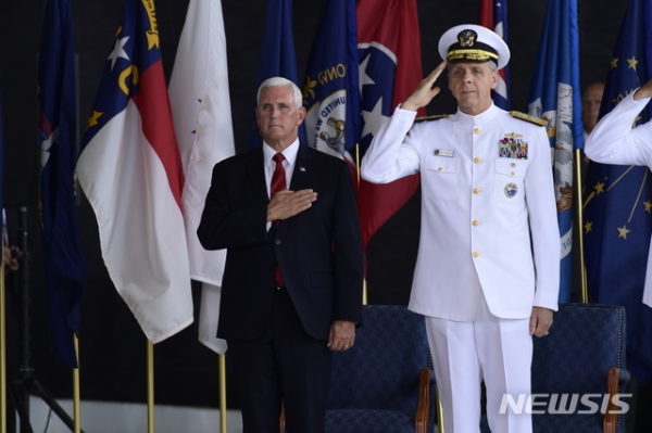 마이크 펜스 미국 부통령(왼쪽)과 필 데이비슨 미 인도태평양사령관이 1일(현지시간) 하와이 펄하버-히캄 합동기지에서 열린 미군 유해 봉환식에 참석했다.