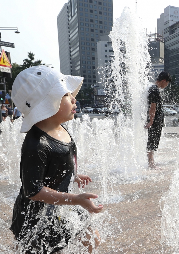 폭염이 이어지는 2일 오후 중구 서울광장에서 어린이들이 물놀이를 즐기고 있다./사진=뉴시스