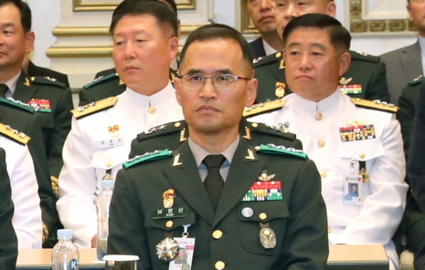 청와대는 3일 국군기무사령관에 남영신(가운데) 특전사령관을 임명했다. 사진은 남 사령관이 지난달 27일 청와대에서 열린 전군 주요지휘관 회의에 참석한 모습.