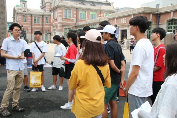 서울시립 다시서기 희망지원센터 앞에서 학생들에게 노숙현상에 대해 설명하는 원봉공회 강민수 간사 ⓒ스트레이트뉴스