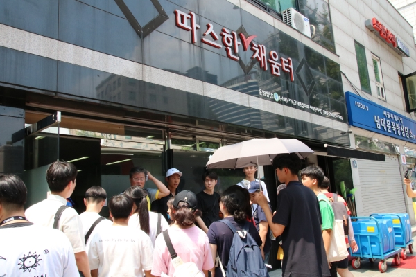 노숙인 식사제공 서비스를 지원하는 따스한 채움터 앞에서 설명하는 김태현 작가 ⓒ스트레이트뉴스