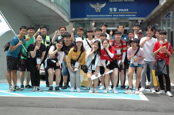 천안 쌍용동성당 학생들과 서울역파출소 직원들(자료:넷임팩트코리아/wework) ⓒ스트레이트뉴스