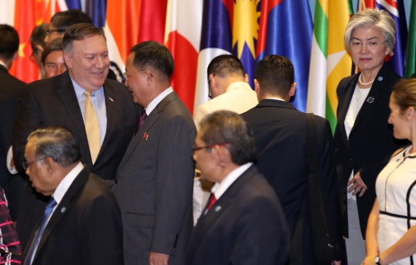 4일 싱가포르 엑스포 컨벤션센터에서 열린 2018 아세안외교안보포럼(ARF)에 참석한 마이크 폼페이오(왼쪽) 미국 국무장관이 리용호 북한 외무상과 대화하고 있다. 오른쪽은 강경화 외교부 장관.