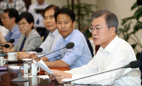 문재인 대통령이 6일 청와대 여민관에서 열린 수석·보좌관 회의에 참석하여 발언을 하고 있다.