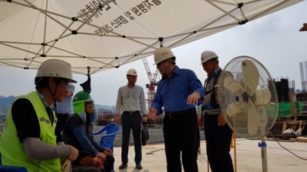 김석준(오른쪽에서 두번째) 쌍용건설 회장이 의정부 을지대병원 및 캠퍼스 신축공사 현장에 방문해 현장 근로자들을 격려하고 있다./사진=쌍용건설