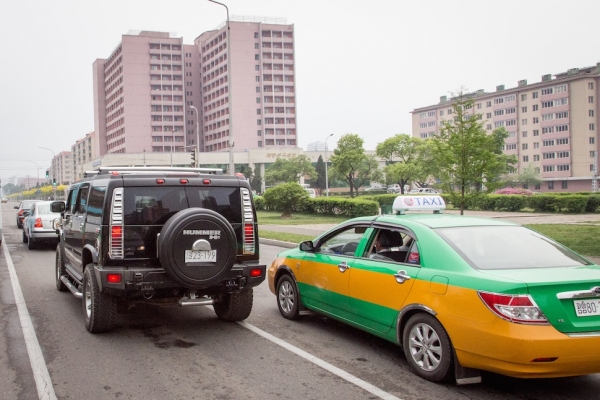 수입자동차들과 함께 달리는 평양 택시(김정은 위원장은 지난 8월 4일 평양 무궤도전차공장과 버스 수리공장을 방문한 자리에서 대중교통 수단이 열악해 택시가 늘어나고 있다고 지적한 바 있다)(자료:AFP)