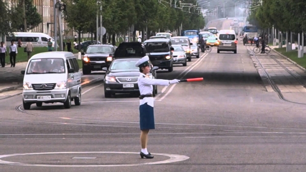 평양의 최중심부인 장전교차로 인근 교차로에서 교통정리 중인 북한 교통원(자료:AFP)