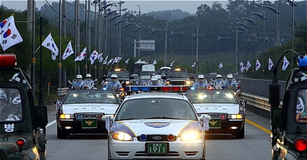 지난 2007년 10월 2일 평양에서 열리는 남북정상회담을 위해 노무현 대통령등 방북단 일행이 차량을 이용, 평양으로 향하고 있는 모습.