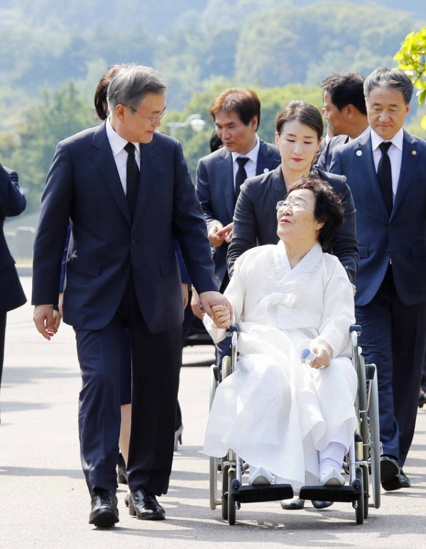 문재인 대통령이 14일 충남 천안 국립 망향의 동산에서 열린 일본군 위안부 피해자 기림의 날 기념식에 앞서 이용수 할머니와 함께 장미묘역으로 이동하고 있다.