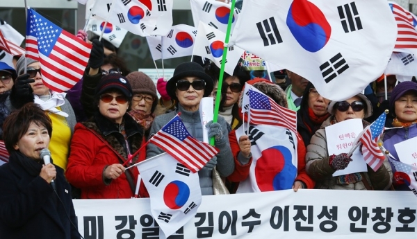 박근혜 전 대통령 탄핵 반대 시위 중인 태극기부대(자료:오마이뉴스)