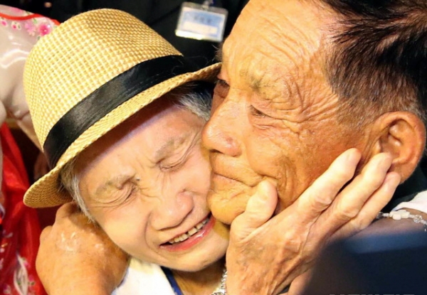 20일 금강산호텔에서 열린 제21차 남북 이산가족 단체상봉 행사에서 남측 이금섬(92)할머니가 아들 리상철(71)을 만나 기뻐하고 있다.