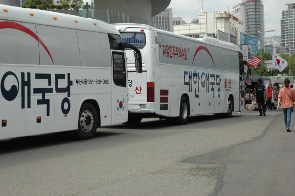 광장에 주차 중인 대한애국당(부산시당, 울산시당) 버스 ⓒ스트레이트뉴스