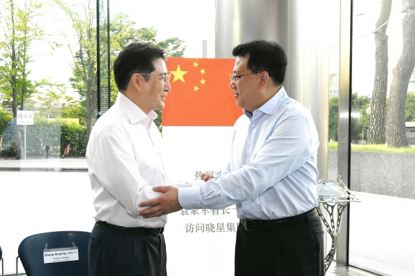 효성 조현준 회장(왼쪽)은 지난 25일 효성 반포 사옥에서 위안자쥔(Yuan Jia Jin, 袁家军, 오른쪽) 중국 저장성(Zhejiang, 浙江省) 성장을 만나 사업협력 방안을 모색했다. 효성 제공