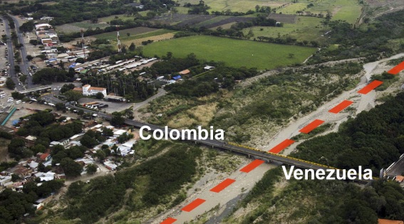 기름 밀거래가 성행하는 시몬볼리바르 다리 인근(자료:columbiareports)