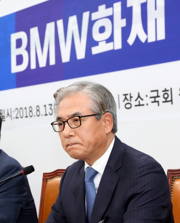 13일 서울 영등포구 여의도 국회에서 진행된 더불어민주당 BMW관련 긴급 간담회에 김효준 BMW코리아 대표이사가 참석해 자리에 앉아 있는 모습.