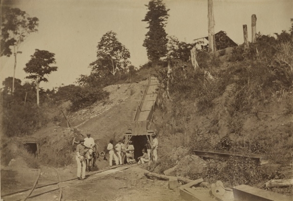 스페인 사업가 소유인 카라탈(옛 지명은 엘 칼라오) 금광에서 일하는 베네수엘라 광부들(1875)(자료:earlylatinamerica)