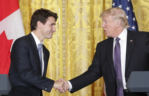 도널드 트럼프 미국 대통령(오른쪽)과 쥐스탱 트뤼도 캐나다 총리가 지난해 2월 13일(현지시간) 공동 기자회견을 진행하며 악수를 나누고 있는 모습.