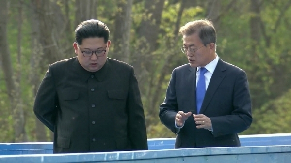 문재인 대통령과 김정은 국무위원장이 지난 4월 27일 남북정상회담에서 도보다리를 산책하며 대화를 나누고 있는 모습.