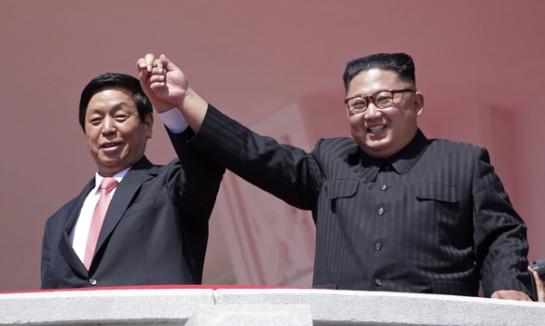 김정은 북한 국무위원장(오른쪽)이 9일 평양에서 열린 정권수립 70주년 열병식이 끝난 후 리잔수 중국 전국인민대표회의 상무위원장의 손을 잡고 올려 보이며 북중 우호관계를 과시하고 있다.