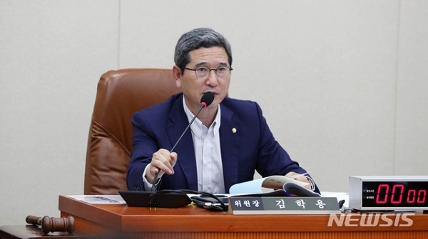 회의 주제하는 김학용 국회 노동위원장(자유한국당)