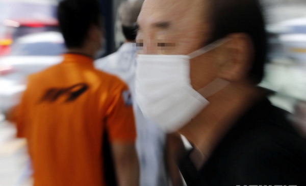 3년 만에 메르스 환자가 발생한 10일 서울 종로구 서울대학교병원 앞에서 시민들이 마스크를 쓰고 이동하고 있다.