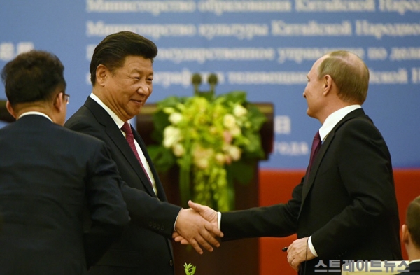 블라디보스토크에서 개최된 ‘동방경제포럼’에 참석해 악수하는 시진핑 중국 국가주석과 블라디미르 푸틴 러시아 대통령(2018.09.12) ⓒ스트레이트뉴스=taringa