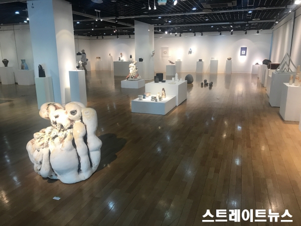 '2018 아시아현대도예전'이 열리고 있는 홍익대학교 현대미술관 2관 전시장 ⓒ스트레이트뉴스