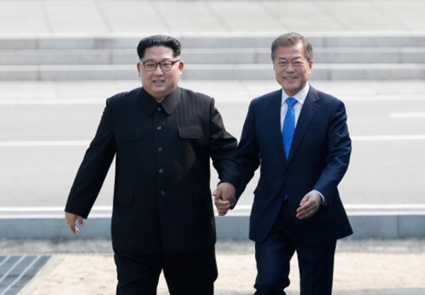 1차 남북정상회담이 열린 지난 4월 27일 문재인 대통령과 김정은 북한 국무위원장이 함께 판문점 군사분계선(MDL)을 넘어오고 있는 모습. 