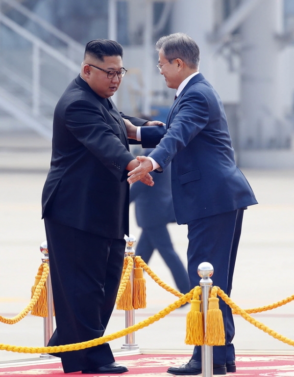 문재인 대통령과 김정은 국무위원장이 18일 오전 평양 순안공항에서 열린 공식환영식에서 의장대 사열을 마친 뒤 서로 먼저 계단을 내려가라고 권유하고 있다.