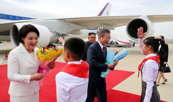 문재인 대통령과 부인 김정숙 여사가 18일 오전 평양 순안공항에 도착해 화동들에게 꽃다발을 받고 있다.