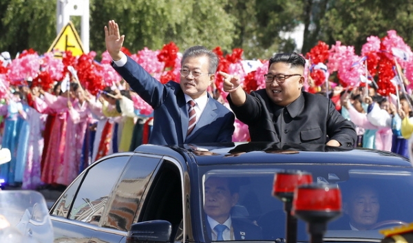 문재인 대통령과 김정은 국무위원장이 18일 평양 순안공항에서 백화원 초대소로 이동하며 시민들을 향해 인사를 하고 있다.