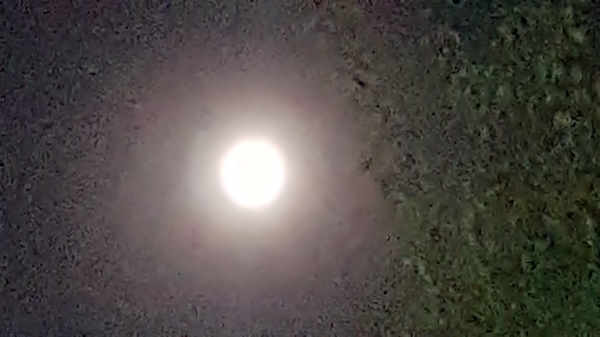 추석 '휘영청' 맑은 보름달을 스마트폰으로 담는 방법에 대해 sns사용자의 관심이 고조되고 있다. 사진은 23일 추석 하루 전에 스마트폰으로 찍은 달.