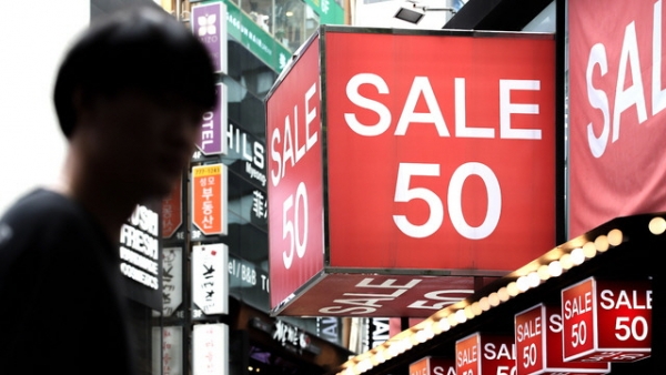 코리아세일페스타가 개최일인 28일 서울 중구 명동거리에서 관광객들이 쇼핑을 하고 있다. 한국판 블랙프라이데이로 불리는 '코리아세일페스타'는 28일부터 다음달 7일까지 열리며 350여개 기업이 참가해 최대 80% 까지 할인된 상품을 구매할 수 있다.