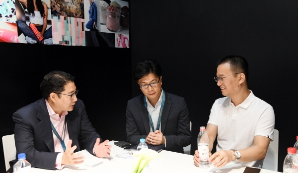 효성 조현준 회장이 마니폼, 안타, 이션 등 중국 의류시장 1, 2위 브랜드 관계자를 만나 협력방안을 논의하고 있다. 효성 제공