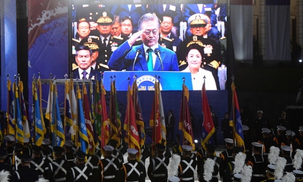 문재인 대통령이 1일 서울 용산구 전쟁기념관 평화의 광장에서 열린 제70주년 국군의 날 기념식에서 기념사를 마치고 경례를 하고 있다.