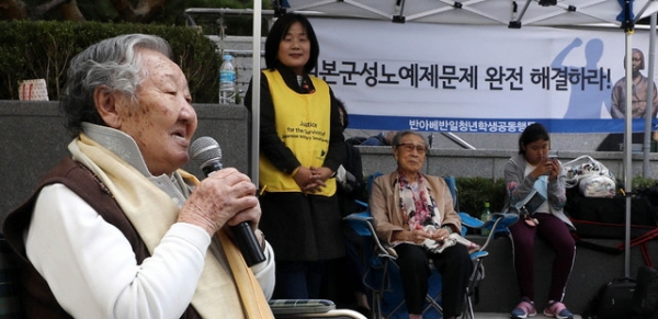 제1355차 일본군 성노예제 문제해결을 위한 정기 수요시위가 열린 3일 오전 서울 종로구 구 일본대사관 앞에서 길원옥 할머니가 노래를 하고 있다.