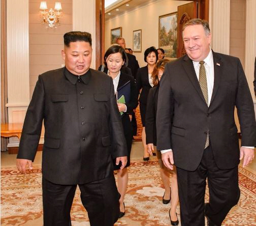 마이크 폼페이오 미국 국무장관이 7일 트위터를 통해 김정은 북한 국무위원장과 만났다고 밝히고, 사진도 함께 공개했다. 사진출처=폼페이오 트위터