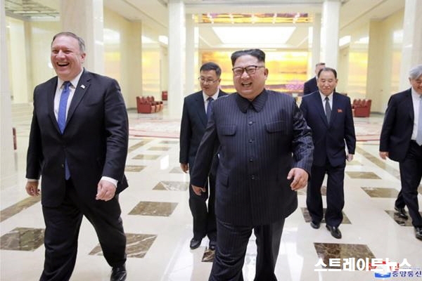 김정은 국무위원장과 북한을 방문한 마이크 폼페이오 미국 국무장관(2018.05.09)(자료:조선중앙TV=UPI)