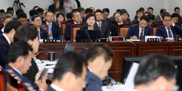 국정감사장에서 김현미 국토교통부 장관이 의원들이 질의를 듣고 있다.