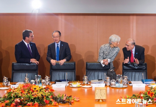 왼쪽부터 호베르토 아제베도 세계무역기구(WTO) 사무총장, 김용 세계은행(World Bank) 총재, 크리스틴 라가르드 국제통화기금(IMF) 총재, 앙헬 구리아 경제협력개발기구(OECD) 사무총장(자료:thanhnien-news)